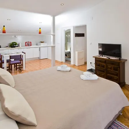 Melita アパート フヴァル