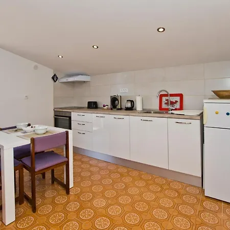 アパート Melita フヴァル